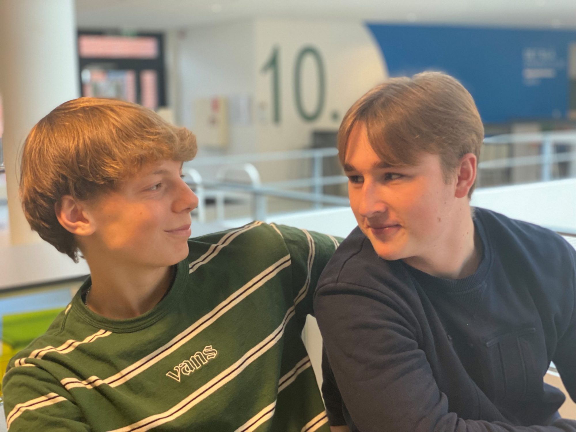 2 elever ved bord øjenkontakt