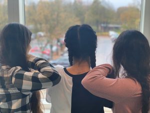 3 elever kigger ud af vindue